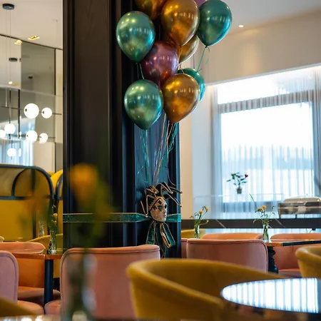 Gate Twenty Two Boutique מלון